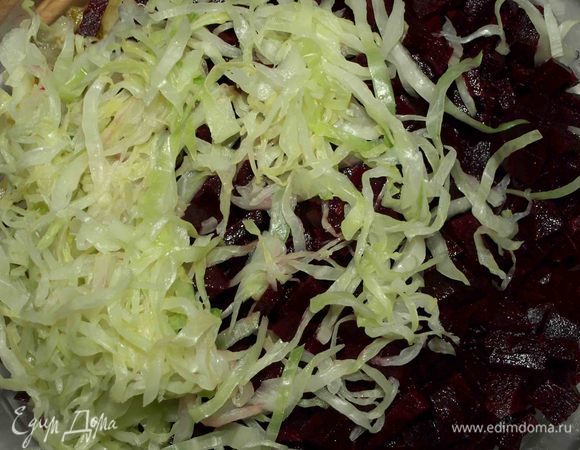 Свеклу нарезать и добавить к остальным овощам. С капусты слить воду и хорошо отжать. Добавить к остальным овощам.
