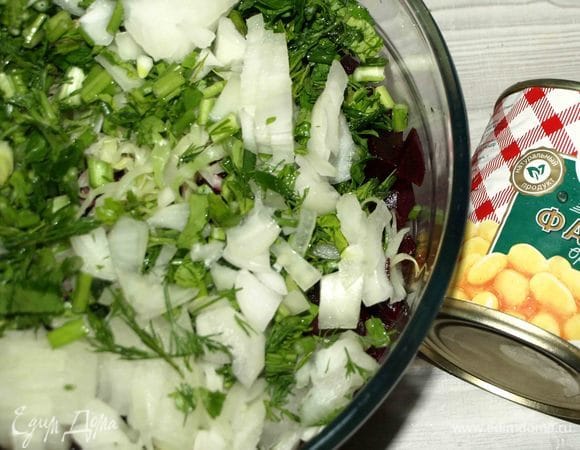 Лук, зелень мелко порубить.