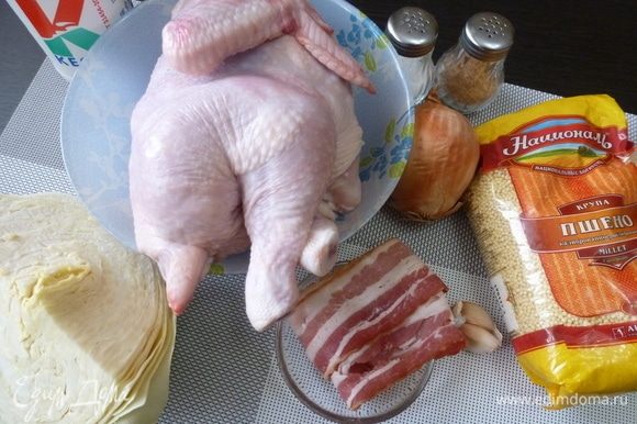 Подготовить продукты. Бекона я взяла 2 полоски из стандартной нарезки на подложке. Курицу помыть и обсушить. Курица у меня небольшая, весом чуть больше килограмма. Овощи помыть и почистить.