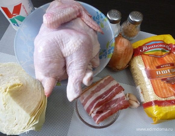 Подготовить продукты. Бекона я взяла 2 полоски из стандартной нарезки на подложке. Курицу помыть и обсушить. Курица у меня небольшая, весом чуть больше килограмма. Овощи помыть и почистить.