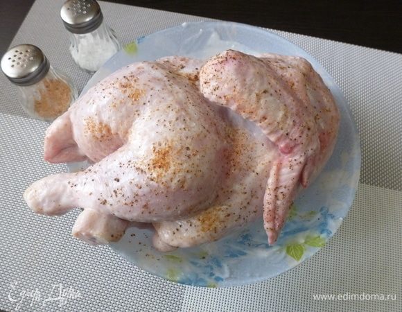 Влить кефир, обмазать им курицу внутри и снаружи. Посолить и поперчить, затянуть пищевой пленкой (крышкой, тарелкой и т.д.) и оставить на 40–60 минут.