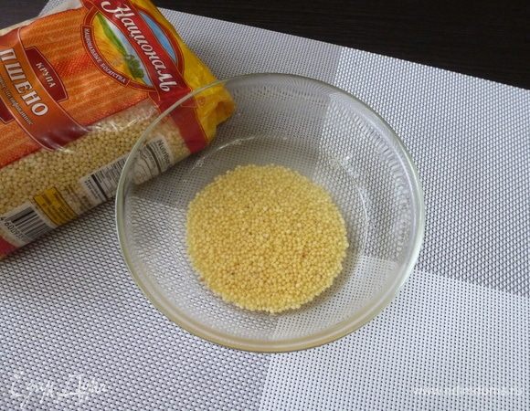 Пшено ТМ «Националь» хорошо помыть, залить кипятком на 1 минуту, чтобы убрать горечь. Воду слить и залить новой, оставить в воде, пока готовится капуста. Внимание! Здесь я сделаю большое уточнение! Как оказалось, замачивания в воде для пшена оказалось мало. Я думаю, этот способ сработал, если бы я готовила в рукаве или в мультиварке. Там все-таки влага меньше испаряется, и пшено успело бы приготовиться. В моем способе (просто в духовке) нужно было пшено сварить почти до готовности. У меня оно не доготовилось, пришлось переложить курицу в низкую кастрюлю, влить воды и тушить на маленьком огне.