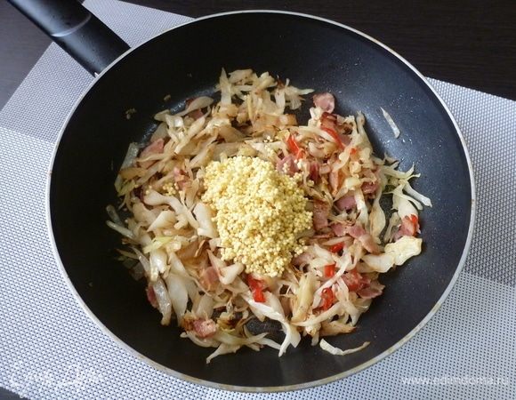 Капусту нашинковать, посыпать солью, слегка помять. Добавить в сковороду вместе с чили и жарить, помешивая, минут 15. Когда вас устроит мягкость капусты, влить немного бульона или воды, всыпать замоченное пшено и перемешать.