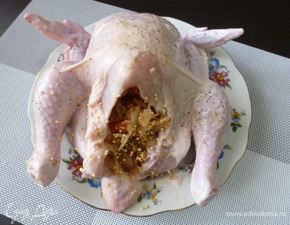 Нафаршировать содержимым сковороды курицу.