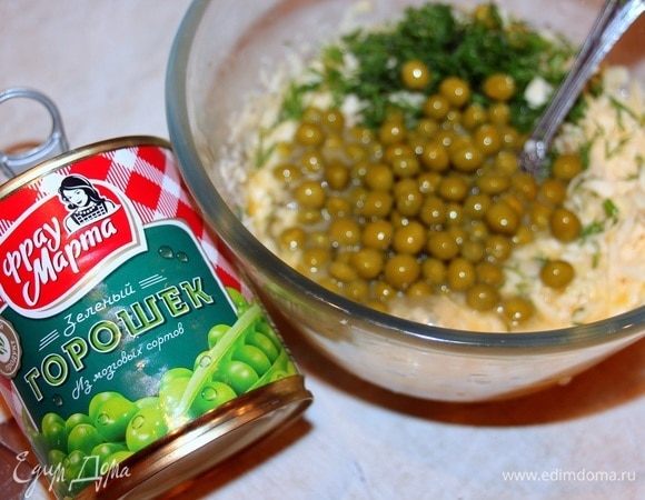 Яйца, натертый сыр, зелень и поджарку перемешать. Добавить половину банки зеленого горошка ТМ «Фрау Марта», перемешать, посолить.