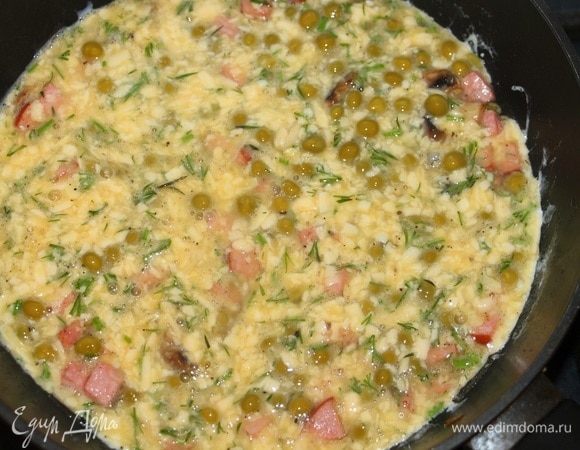 Выложить массу в сковороду и обжарить до готовности.