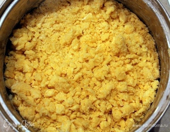 Делаем тесто. Смешать все ингредиенты для теста в мелкую крошку.