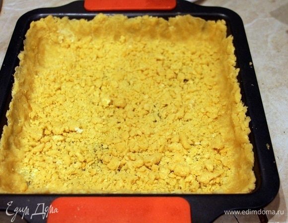 Больше половины теста выложить в смазанную маслом форму, формируя стенки.