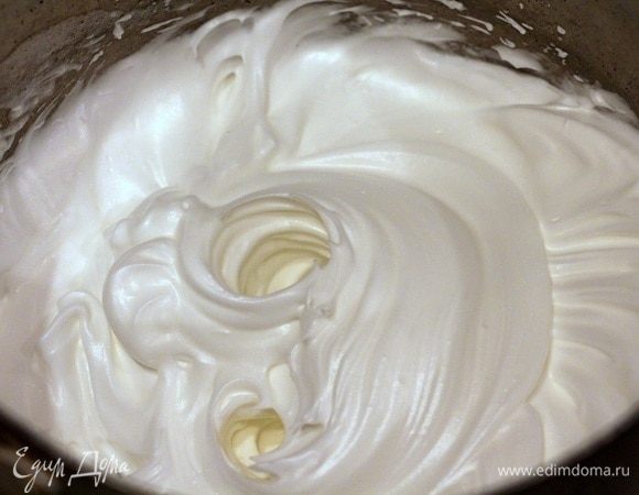 Белки взбить с сахаром в стабильную массу.