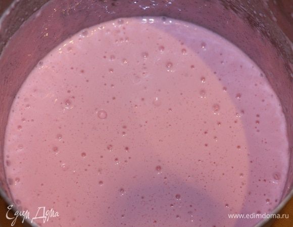 Клубничный пудинг смешать со сметаной.