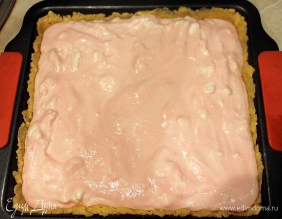 Перемешать белки с пудингом и выложить поверх теста в форму.