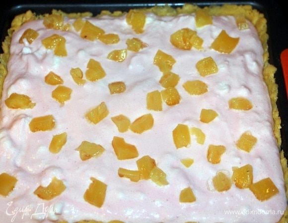 Выложить ананасы на пудинговую начинку.