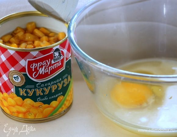 В чашке смешать яйца, соль, сметану и 60 мл кукурузного сока из банки. Добавить муку, перемешать.