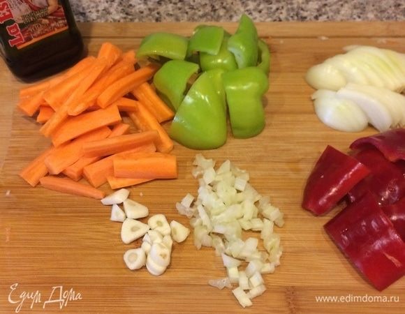 Пока рыбка жарится, нарезаем крупно овощи.