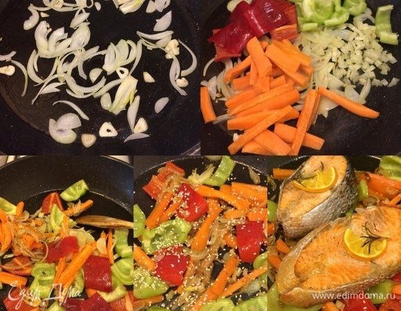 В сковороде с толстым дном разогреваем остатки оливкового масла, добавляем лук, чеснок и тушим до золотистого цвета. Затем добавляем остальные овощи, перемешиваем, накрываем крышкой и тушим 5 минут. Затем добавляем соль, перец, тимьян, кунжут, перемешиваем и снимаем с огня. Сверху на овощи кладем готовую рыбку, накрываем и даем постоять 5 минут.