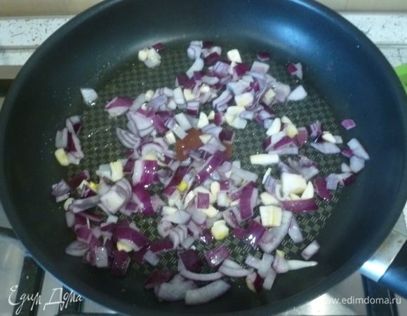 Чеснок и лук мелко нарезать. В сковороде разогреть масло, высыпать лук, чеснок. Жарить, помешивая, до золотистого цвета.