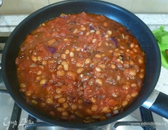 Добавить паприку, уксус и дать ему выпариться. С фасоли ТМ «Фрау Марта» слить жидкость и переложить фасоль в сковороду. Добавить томаты, вустерский соус, несколько капель табаско. При необходимости приправить солью и перцем по вкусу. Накрыть сковороду крышкой, убавить огонь и томить 30 минут.