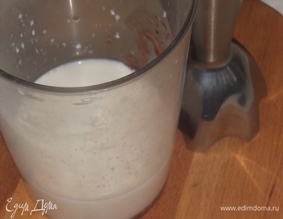 В чашу блендера залить холодное молоко. Добавить варенье и взбивать не менее 3 минут на максимальной скорости в турборежиме. Приятного аппетита!