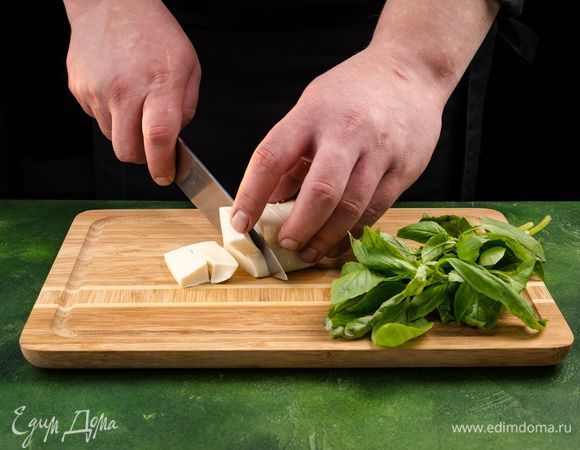 Сыр тофу нарежьте кубиками, базилик измельчите.<br />
 