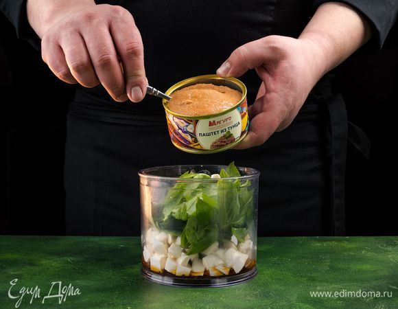 Положите сыр и зелень в блендер. Добавьте вяленые томаты и паштет из тунца ТМ «Магуро».<br />
 