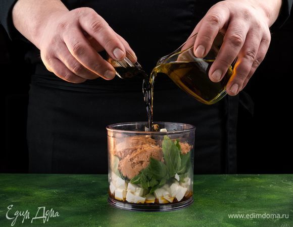 К полученной массе добавьте растительное масло и соевый соус.