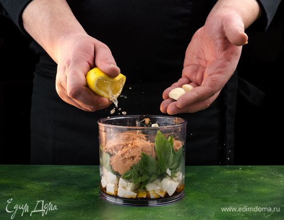 Добавьте чеснок, перец молотый, лимонный сок, все взбейте блендером.<br />
 