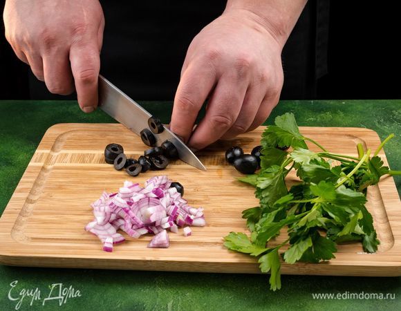 Отварите яйца вкрутую. Лук и петрушку измельчите. Нарежьте колечками маслины. Каперсы промойте от соли и обсушите.<br />
 