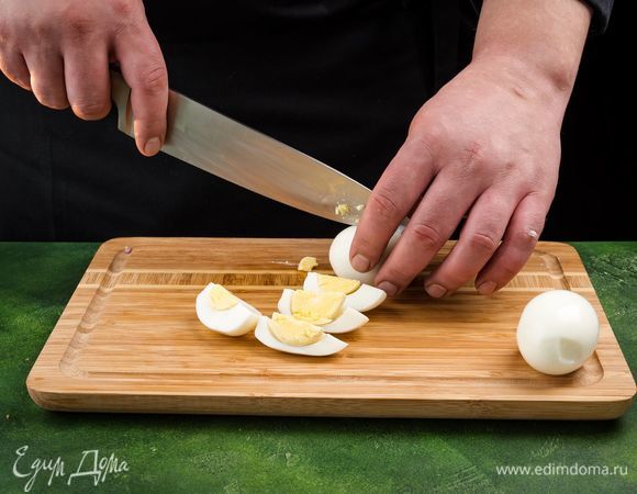 Очистите яйца и разрежьте на дольки.<br />
 