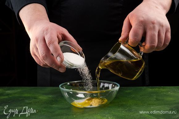 Приготовьте заправку для салата. Для этого смешайте горчицу, лимонный сок, сахар, перец, оливковое масло. Полейте салат заправкой и перемешайте.