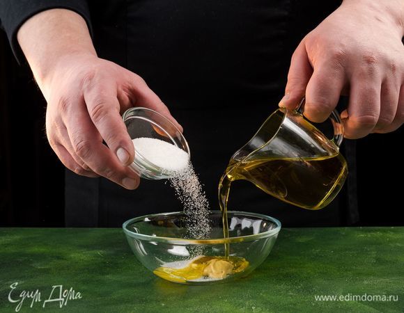 Приготовьте заправку для салата. Для этого смешайте горчицу, лимонный сок, сахар, перец, оливковое масло. Полейте салат заправкой и перемешайте.<br />
 