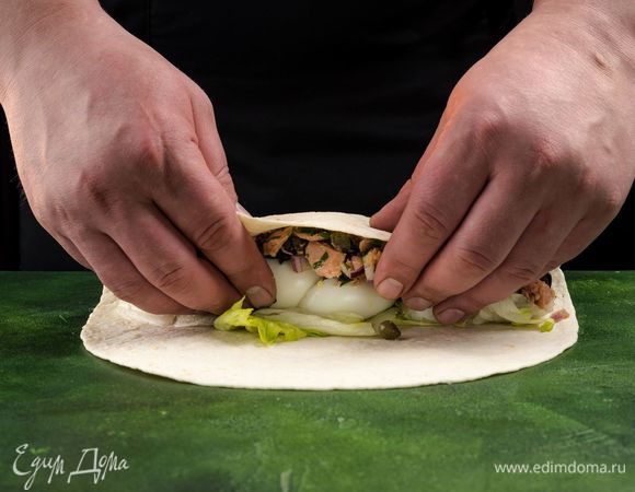 Плотно сверните роллы, подворачивая концы внутрь. Перед подачей разрежьте роллы на несколько частей.