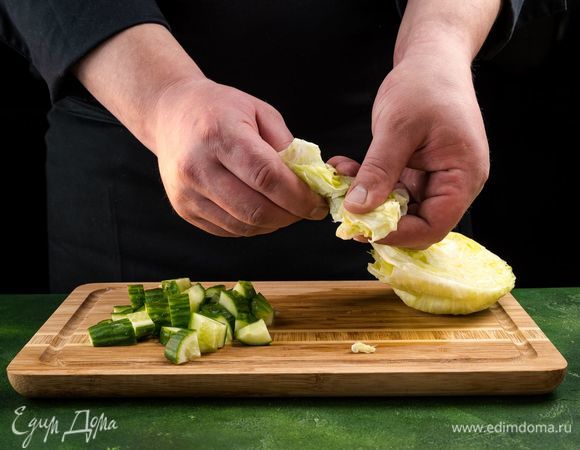 Листья салата порвите руками, огурец нарежьте.<br />
 