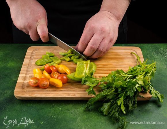 Болгарский перец очистите и нарежьте, помидоры черри разрежьте пополам, укроп и петрушку порубите мелко.<br />
 
