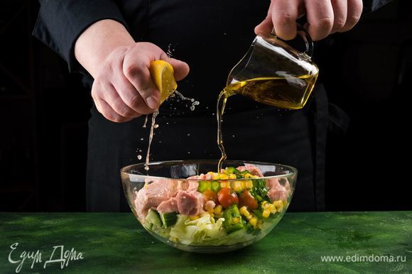 Перемешайте и полейте лимонный соком, оливковым маслом, добавьте соль, перец по вкусу.
