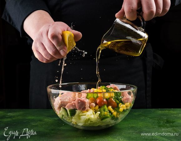 Перемешайте и полейте лимонный соком, оливковым маслом, добавьте соль, перец по вкусу.<br />
 
