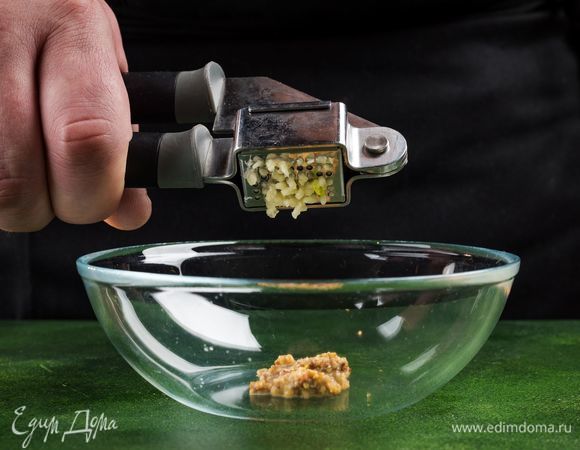 Для заправки измельчите чеснок, смешайте с горчицей.<br />
 