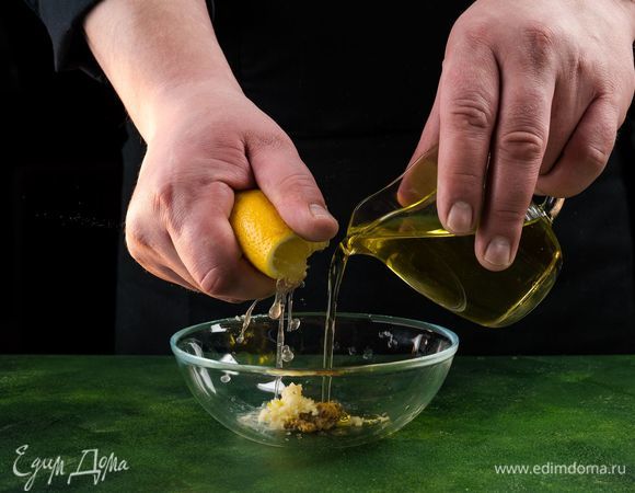 Добавьте оливковое масло и лимонный сок, специи.<br />
 