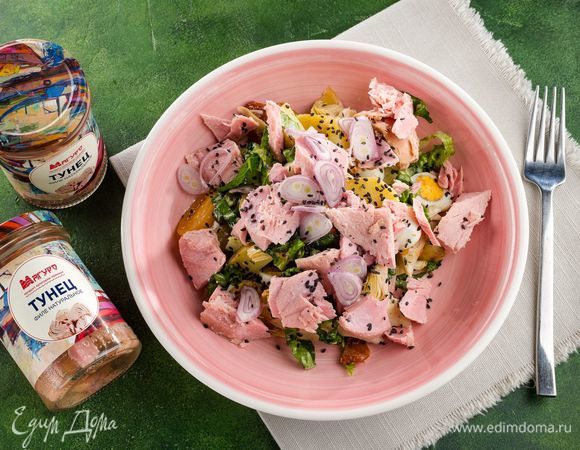 Украсьте салат луковыми кольцами и кунжутом. Приятного аппетита!<br />
 