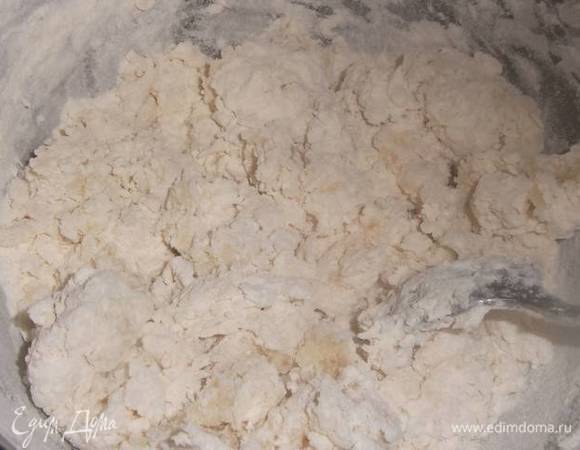 Два стакана муки смешать с кипятком и солью.