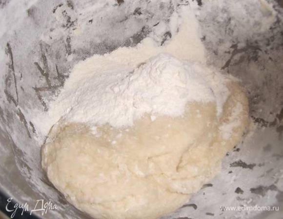 Постепенно добавлять оставшуюся муку, хорошо вымешивая тесто.