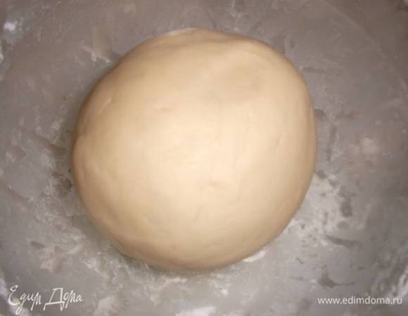 Вымесить тесто. Накрыть пленкой и убрать в холодильник на 30 минут.