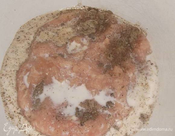 В фарш добавить соль, перец, молоко. Хорошо перемешать.