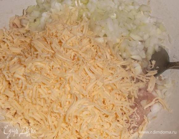 Добавить натертый сыр и нарезанную луковицу. Перемешать.