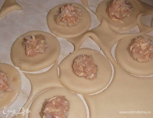 Выложить фарш.