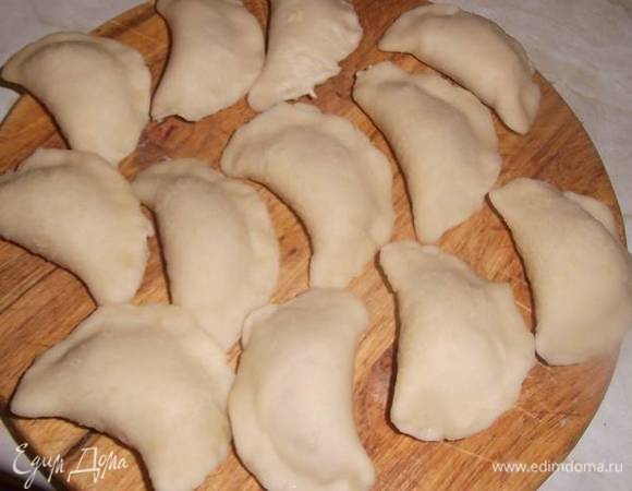 Соеденить края теста в форме полумесяца.