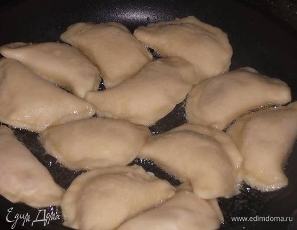 Выложить в раскаленное масло на сковороду.