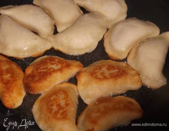 Обжаривать с двух сторон на умеренном огне примерно по 3 минуты.