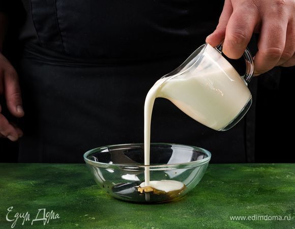 Приготовьте легкий соус. Для этого смешайте греческий йогурт, горчицу, бальзамический уксус, жидкий мед.<br />
 