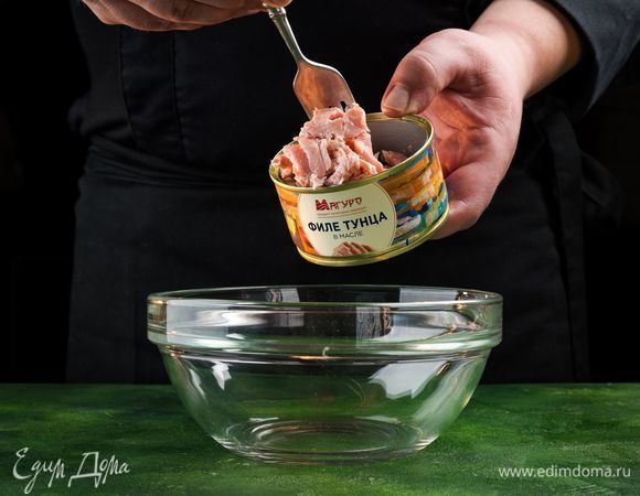 Тунца консервированного в масле ТМ «Магуро» достаньте из масла и слегка разомните вилкой.<br />
 