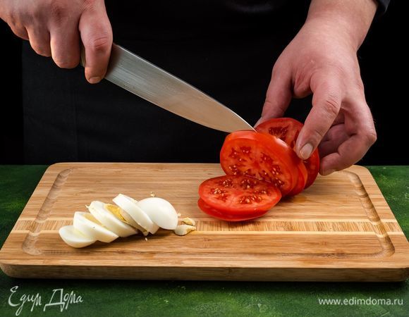 Яйцо и помидор нарежьте толстыми кружочками.<br />
 